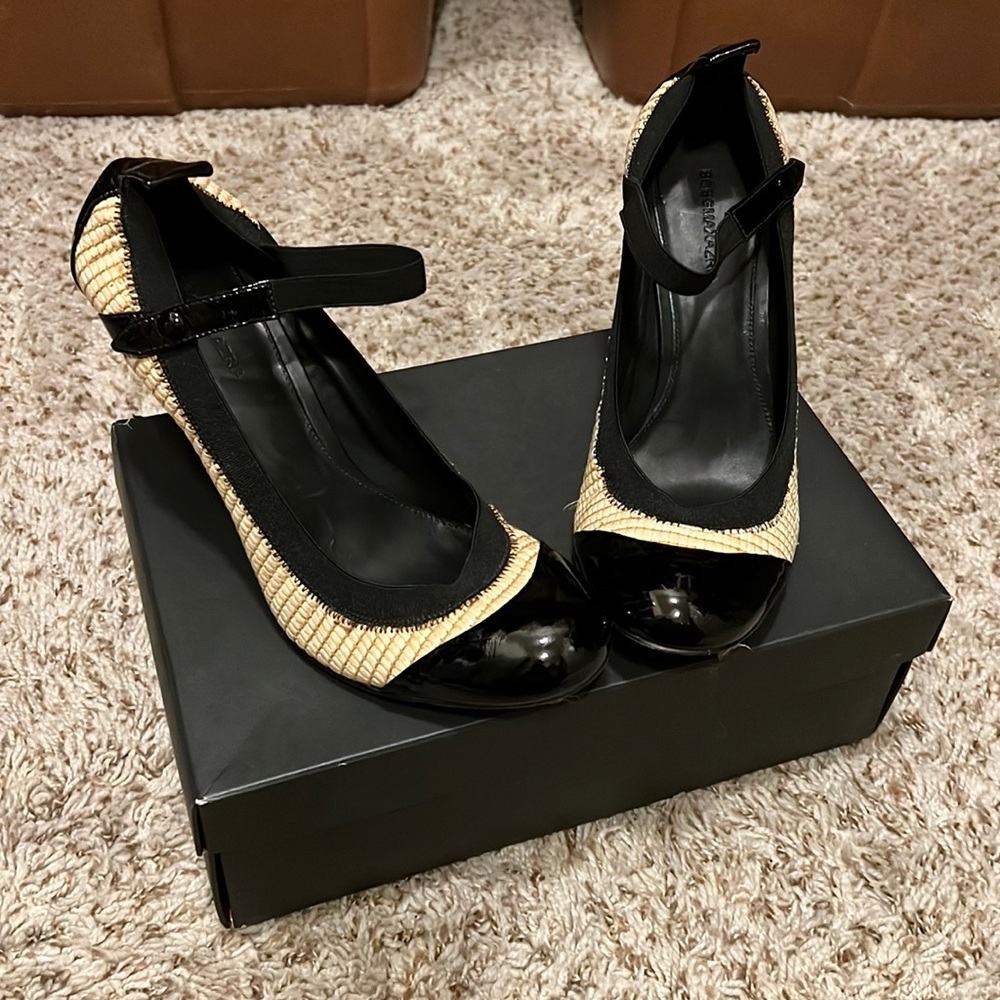 NIB BCBGMAXAZRIA MA-Fiasy in Natural Straw / Black Patent Leather Size 10M Pumps